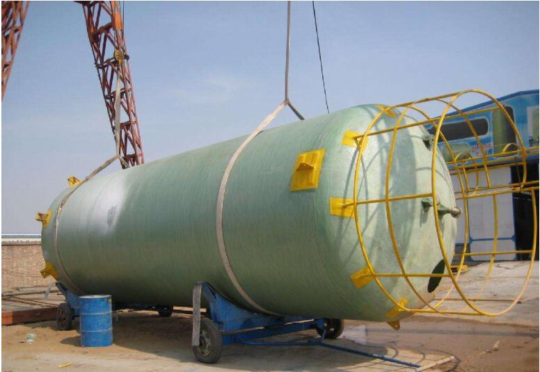 玻璃鋼儲(chǔ)罐安裝現(xiàn)場(chǎng)實(shí)拍場(chǎng)景